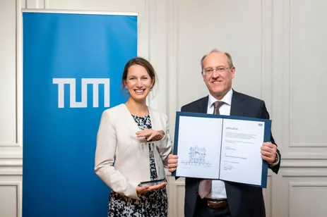Prof. Dr. Luise Pufahl receives the TUM Supervisory Award. From left to right: Prof. Dr. Luise Pufahl, TUM Vice President Prof. Dr. Gerhard Kramer// Foto: Astrid Eckert